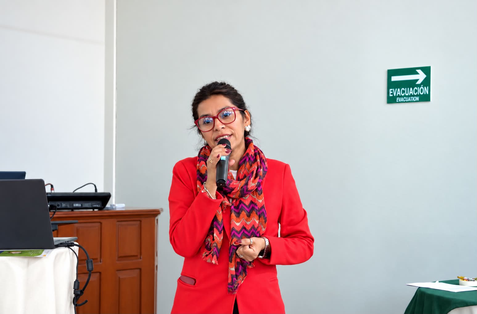 Capacitación preventiva sobre ciberacoso y riesgos digitales para adolescentes