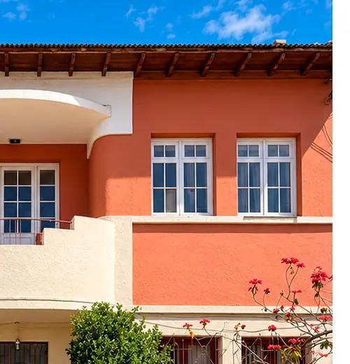 Fachada de la Unidad de Discapacidad del SEDEGES, edificio de dos plantas color terracota con reja blanca.