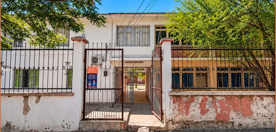 Fachada del área de Calificación de Discapacidad del SEDES, con portón de rejas y muro blanco.